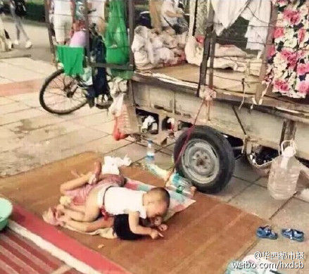 孩子被绳拴住