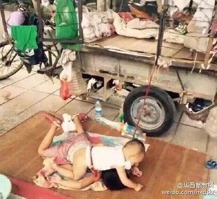 孩子被绳拴住