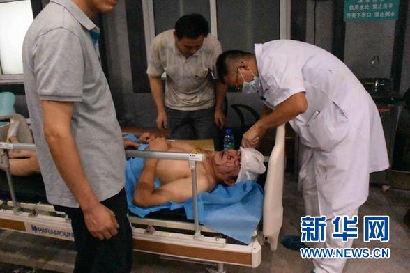 (社会)(2)天津滨海新区爆炸伤员在医院接受治疗