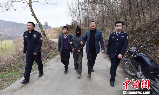 男子借钱遭拒勒死表姑伪造成意外坠梯现场(图)